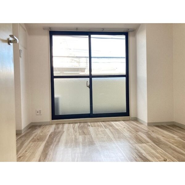 グランディール三津屋の洋室