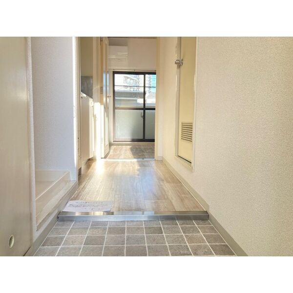 グランディール三津屋の玄関