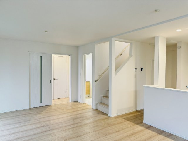 八王子市　北野町　新築一戸建て　６期の居間・リビング|～18.37帖の明るいLDKで、家族団欒の時間をお過ごしいただけます～