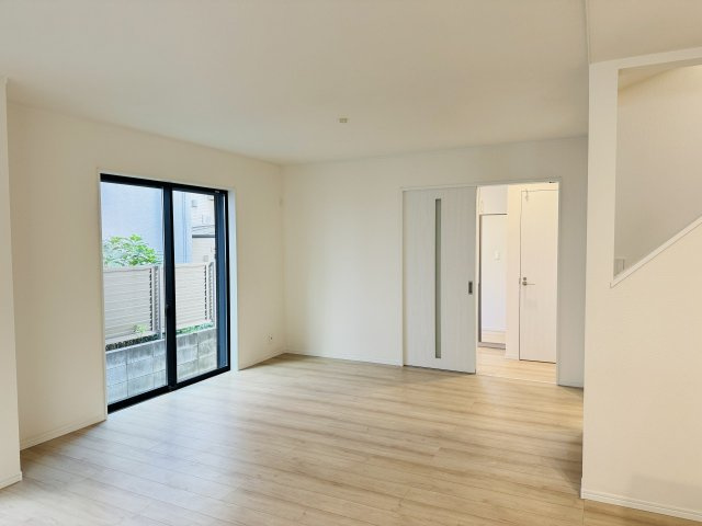 八王子市　北野町　新築一戸建て　６期の居間・リビング|～18.37帖の明るいLDKで、家族団欒の時間をお過ごしいただけます～
