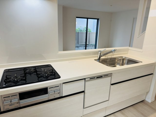 八王子市　北野町　新築一戸建て　６期のキッチン|～３口コンロと広い調理台でお料理が捗ります～