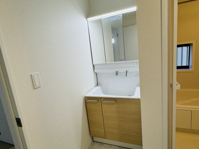 八王子市　北野町　新築一戸建て　６期の独立洗面台|～３面鏡付きの独立洗面台　細々している物をスッキリ収納出来ます～