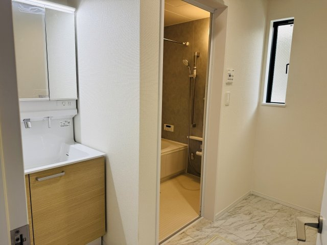 八王子市　北野町　新築一戸建て　６期の脱衣所|～窓付きで明るい洗面所　換気もしやすいです～