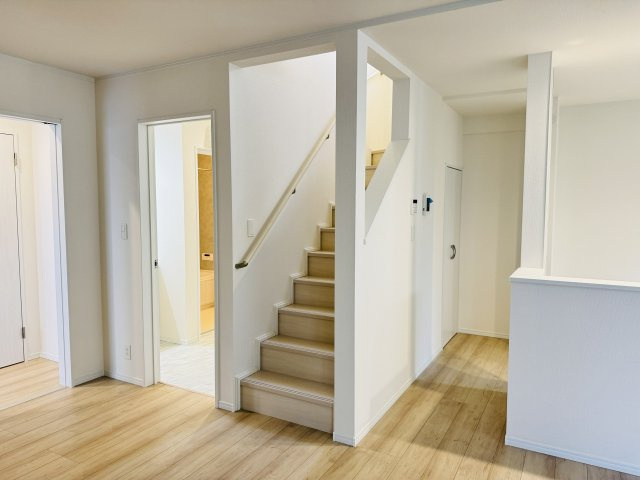 八王子市　北野町　新築一戸建て　６期の内装|～リビングに階段のある造り　ご家族と顔を合わせる機会が自然と増えます～