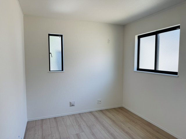 八王子市　北野町　新築一戸建て　６期の洋室|～2階5.75帖の洋室　2面採光で明るく風通しの良いお部屋です～