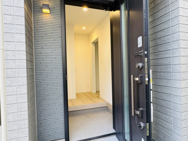 八王子市　北野町　新築一戸建て　６期の玄関|～玄関は安心のWロックキーを採用～