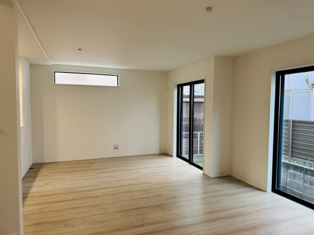 八王子市　北野町　新築一戸建て　６期の居間・リビング|～18.37帖の明るいLDKで、家族団欒の時間をお過ごしいただけます～