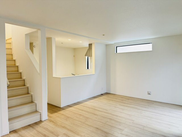 八王子市　北野町　新築一戸建て　６期の居間・リビング|～18.37帖の明るいLDKで、家族団欒の時間をお過ごしいただけます～