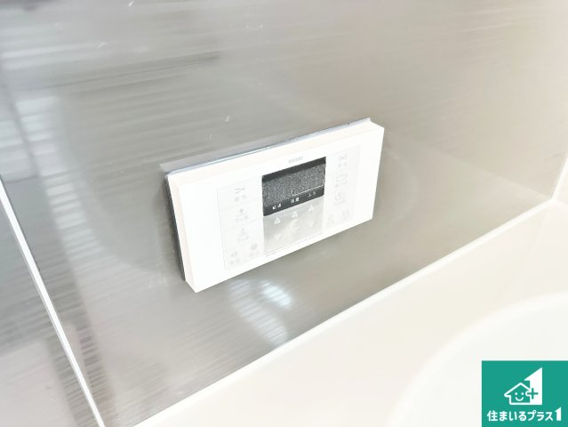 桜井市粟殿　第12期　新築一戸建ての発電・温水設備|給湯器リモコン（浴室側）省エネタイプの給湯器でお湯はり・追い炊き自由自在！お子様から高齢者の方まで、みんなが操作しやすいボタン配置です。