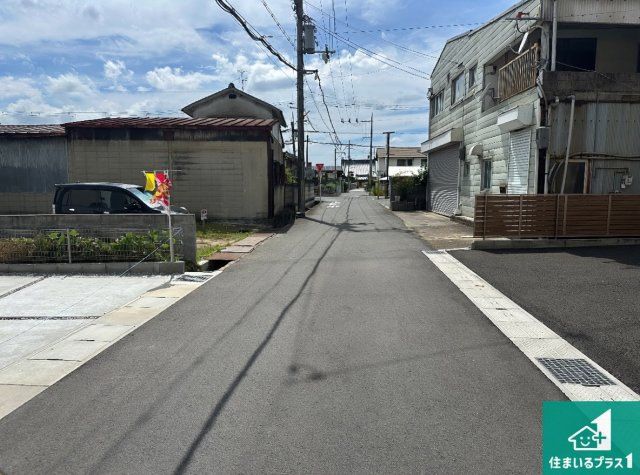 桜井市粟殿　第12期　新築一戸建ての前面道路含む現地写真|周辺は閑静な住宅街！前面道路広々で車の出し入れも便利です。駐車が苦手な方でも安心して車庫入れできます！