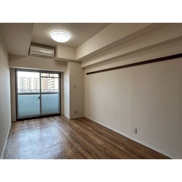 新大阪セレニテの洋室