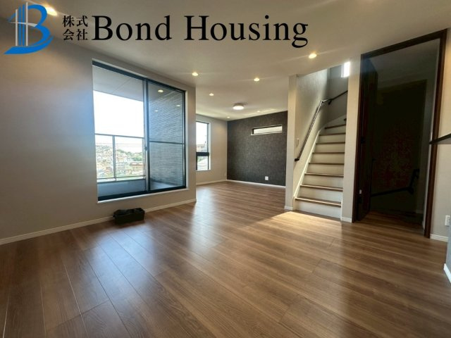 「お車並列2台可」「眺望良好」 南多聞台 限定1棟の居間・リビング