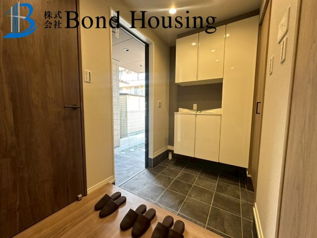 「お車並列2台可」「眺望良好」 南多聞台 限定1棟の玄関