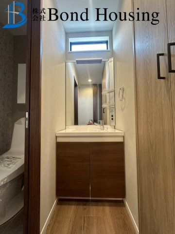 「お車並列2台可」「眺望良好」 南多聞台 限定1棟の独立洗面台