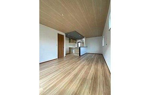 安佐北区可部1丁目の居間・リビング|（Ｂ）南向きで明るい光が射し込む１８帖のＬＤＫ☆オール電化住宅