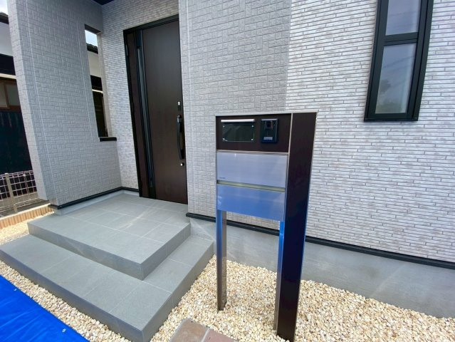 ブルーミングガーデン／中央区出水8丁目／1号棟のエントランス|開放感のある玄関。雨の日でも濡れずに宅配の荷物が受け取れます。