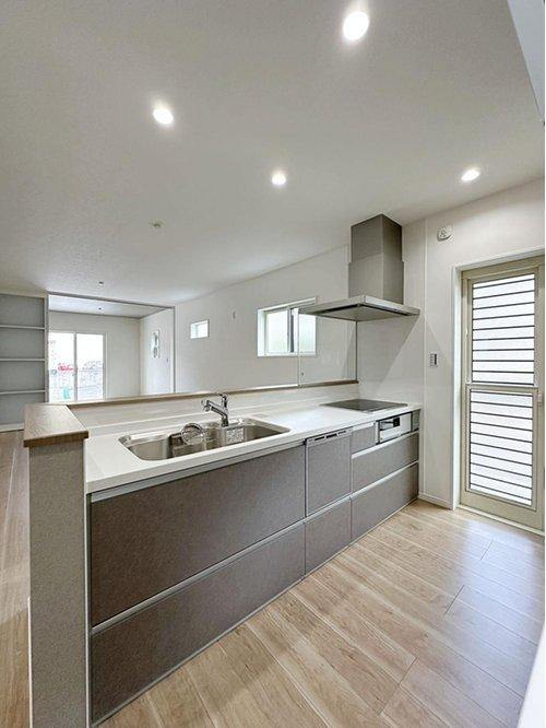 海田町国信2丁目 No.1のキッチン|人造大理石天板使用のシステムキッチン☆
人造大理石天板は水垢が付きにくく汚れが落ちやすいのでお手入れも楽ちんです♪