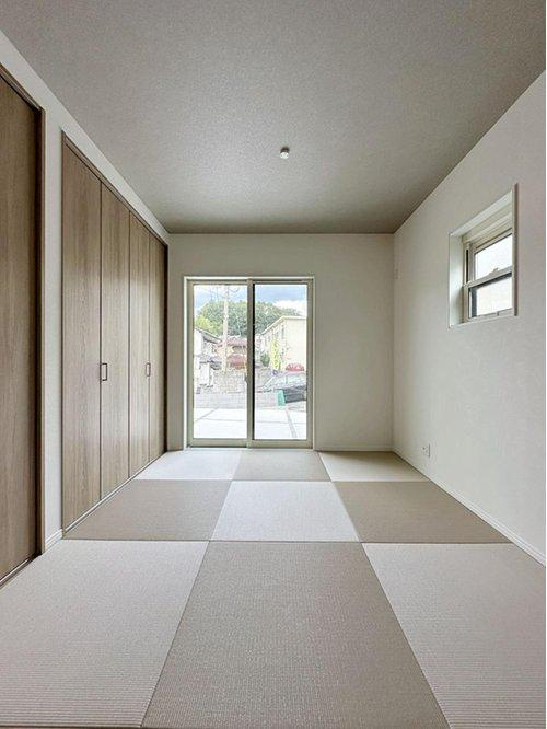 海田町国信2丁目 No.1のその他|リビングに併設された4.5帖の和室☆
リビングに併設されているので来客用の寝室やお子様の遊び場に最適です♪