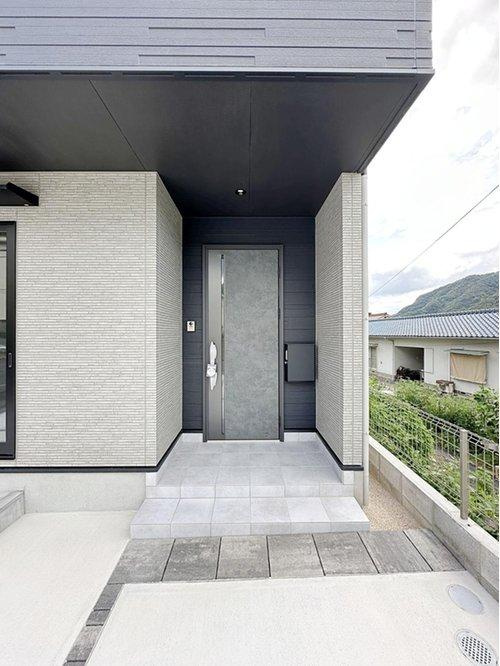 海田町国信2丁目 No.1の玄関|玄関ポーチ☆屋根も付いており、雨が降っても濡れる心配はありません♪