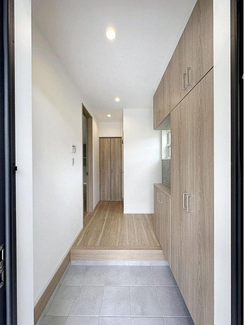 海田町国信2丁目 No.1の収納|広くて明るい玄関ホール☆
大容量のシューズボックスもある為、靴もたくさん収納が可能です♪