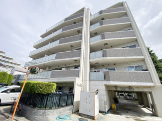 【外観】 | 前面道路と外観の様子です。～即日のご見学可能～　お問合せはお気軽にどうぞ。