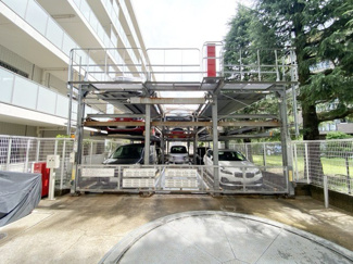 【駐車場】 | マンションの駐車場スペース。空きの有無や駐車料金、サイズ規定などについては、改めてお問い合わせください。～即日のご見学可能～　お問合せはお気軽にどうぞ。