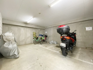 【駐車場】 | バイク置き場。空き区画の有無や駐輪料金、サイズおよび排気量規定などについては、改めてお問い合わせください。～即日のご見学可能～　お問合せはお気軽にどうぞ。
