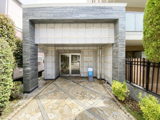 【エントランス】 | オートロックを備えた、マンションのエントランス。やはりセキュリティの観点は欠かすことができません。皆様を“安全”に送り出し、出迎えてくれます。～即日のご見学可能～　お問合せはお気軽にどうぞ。