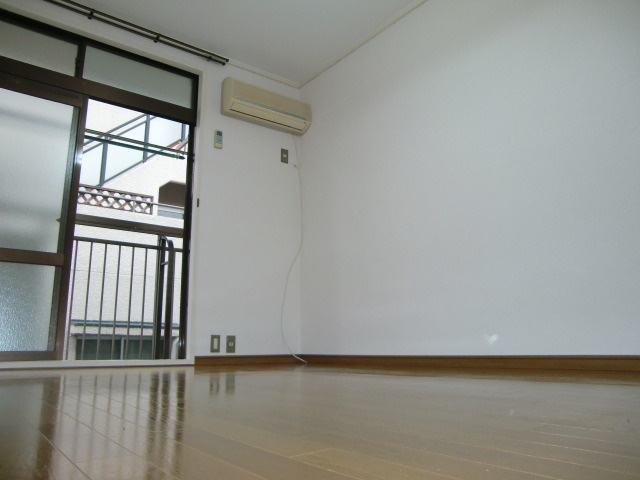 リバーサイドの洋室