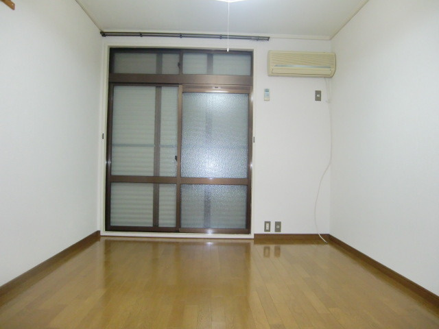 リバーサイドの洋室