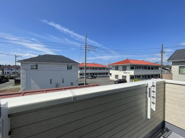 【新築戸建】高崎市浜尻町4期のバルコニー|普通のバルコニーより広い仕様のワイドバルコニー。洗濯物やお布団だけでなく雨の日にたまった洗濯物はもちろん、プランターを置くことで家庭菜園も可能です♪