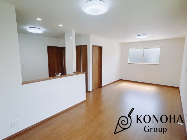 【新築戸建】高崎市浜尻町4期の居間・リビング|これから長く住むお家のリビングには毎日気持ちのいい日差しが差し込みます。ポカポカ日向ぼっこをしながらお昼寝をするのもいいですね♪明るいリビングに気分も晴れやかに♪