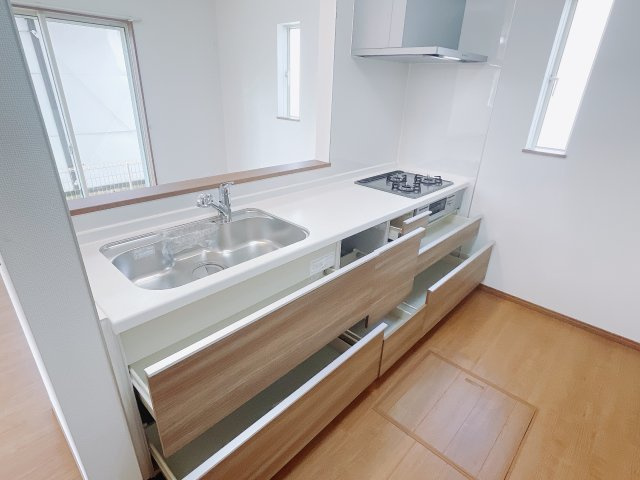 【新築戸建】高崎市浜尻町4期のキッチン|調理器具の出し入れが便利なスライド収納♪毎日家事を頑張る皆さまにおすすめしたいポイントです(*^^*)
