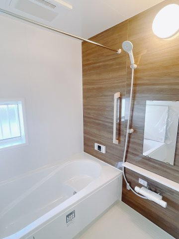 【新築戸建】高崎市浜尻町4期の浴室|清潔感あふれる浴室には、カビを防ぎ雨の日でも洗濯物を乾かせられる浴室暖房乾燥機を標準装備しております♪毎日のお手入れが楽になります。
