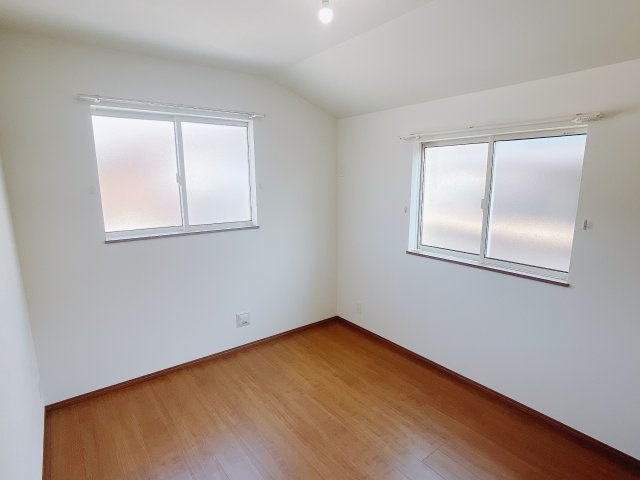 【新築戸建】高崎市浜尻町4期の洋室|お子様にとって初めての「自分だけのお部屋」。どんなお部屋にするのか楽しみになりますね♪こちらのお部屋は洋室になっているので、もし汚してしまっても簡単にお掃除できるので助かります。