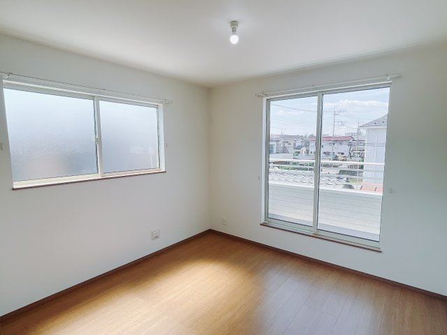 【新築戸建】高崎市浜尻町4期の洋室|「今日も一日お疲れ様」とご夫婦でゆったりくつろげる寝室。毎日の家事やお仕事に疲れた日はフカフカのベットで癒されてください。テレビや本棚をおいても快適な広さなのが自慢のお部屋です♪