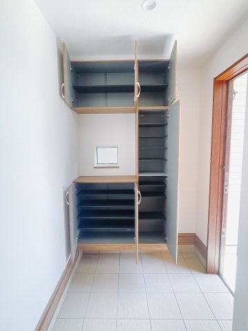 【新築戸建】高崎市浜尻町4期の収納|急な来客時にもすぐに物がしまえるので便利です。「いつもキレイな玄関だね」とお友達やご近所さんに羨ましがられると気分も上がります。