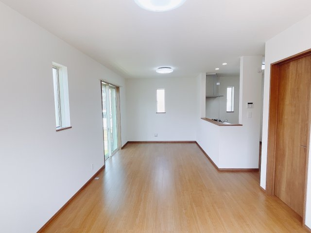 【新築戸建】高崎市浜尻町4期の居間・リビング|ポカポカ日向ぼっこをしながらお昼寝をするのもいいですね♪明るいリビングに気分も晴れやかに♪