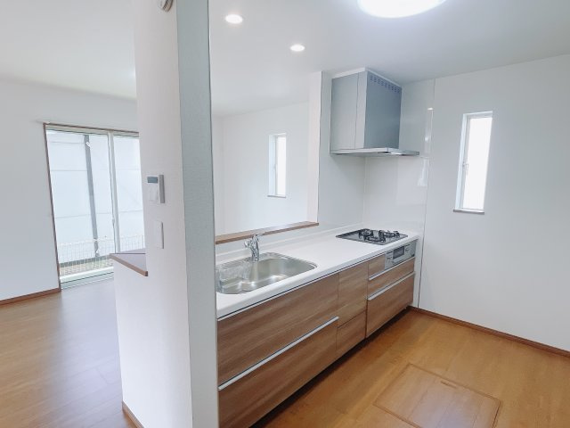 【新築戸建】高崎市浜尻町4期のキッチン|お料理をしながらお部屋を見渡せることができる対面キッチンを採用。コミュニケーションがとりやすく、家族の絆が深まります。今日の出来事をおしゃべりしながら楽しい時間をお過ごしください♪