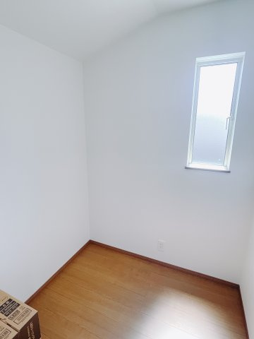 【新築戸建】高崎市浜尻町4期の収納|フリースペース付き♪お洋服だけでなく靴やバックもしまえます♪大きな鏡と椅子をおくことで無駄な移動をすることなく身支度がすべてこの場所で整います。