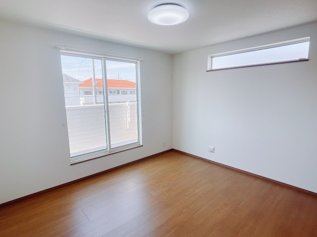 【新築戸建】高崎市浜尻町4期の洋室|ママ友が来ても子供達には子供部屋で遊んでいてもらうことができます。ママ達はリビングで楽しくおしゃべりに華を咲かせながら気兼ねなく盛り上がれます♪