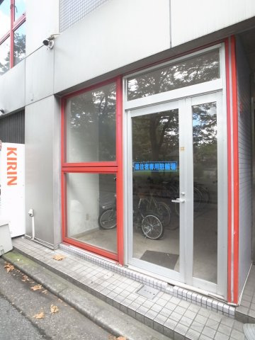 【その他共用部分】 | MOMO12千葉中央 | 自転車置き場は屋根付きスペース。