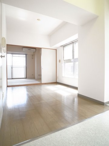 【居間・リビング】 | MOMO12千葉中央 | 上層階は日当り良好！