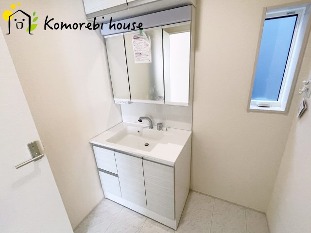 北本市西高尾2丁目　新築一戸建て　ブルーミングガーデン　02の独立洗面台|独立洗面台、小物を置くことができて便利です