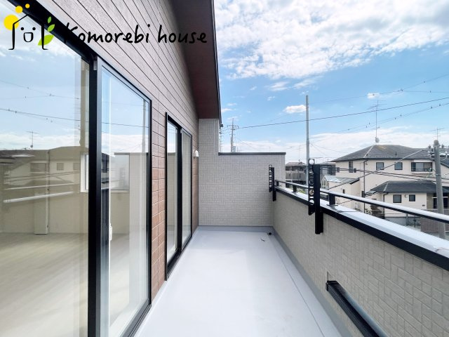 北本市西高尾2丁目　新築一戸建て　ブルーミングガーデン　02のバルコニー|暖かな日差しのふりそそぐバルコニー