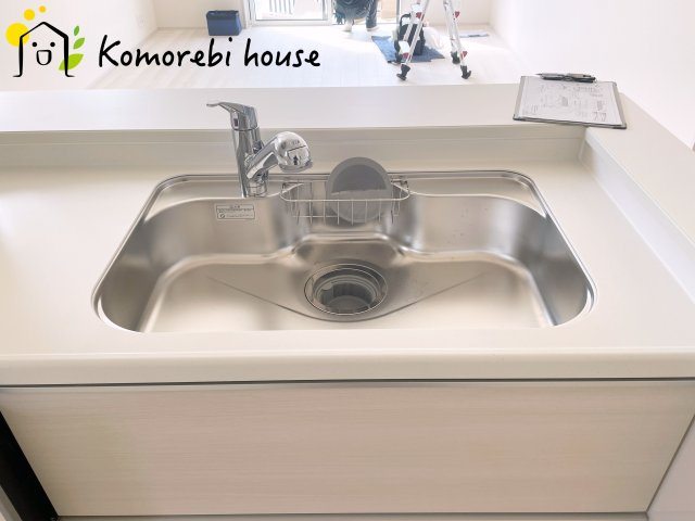 北本市西高尾2丁目　新築一戸建て　ブルーミングガーデン　02のキッチン|コンパクトなキッチンで掃除もラクラク