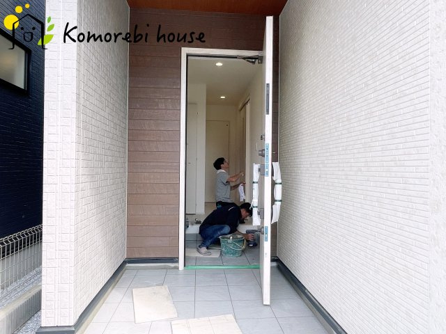 北本市西高尾2丁目　新築一戸建て　ブルーミングガーデン　02の玄関|明るい玄関です