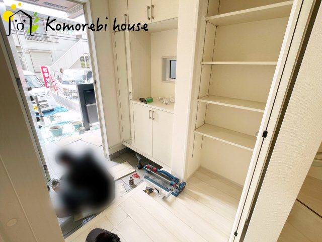 北本市西高尾2丁目　新築一戸建て　ブルーミングガーデン　02の玄関|収納もある玄関です