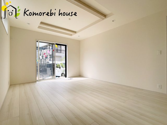 北本市西高尾2丁目　新築一戸建て　ブルーミングガーデン　02の居間・リビング|ゆったりとした居間です