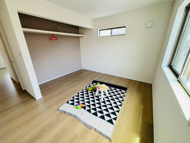 ダイマルタウン　大垣市寿町第１　全５区画分譲の洋室|全居室に大型収納を設置。窓ガラスは断熱性能や結露防止効果の高いLOW-E複層ガラスを採用しています。（※家具等配置イメージ）